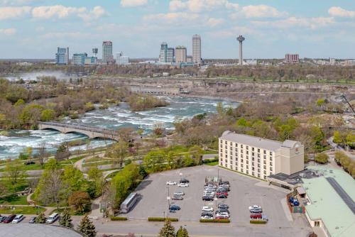 In lodgen çekilmiş Niagara Şelalesi şehrinin genel bir manzarası veya şehir manzarası