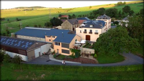 una vista aerea di una casa in un campo di B&B Roudenhaff a Echternach