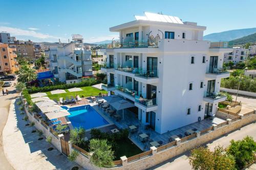 een luchtzicht op een wit huis met een zwembad bij Hotel Alexander in Ksamil