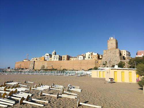 - une plage avec des chaises longues et un château dans l'établissement Azzurro come il Mare, à Termoli