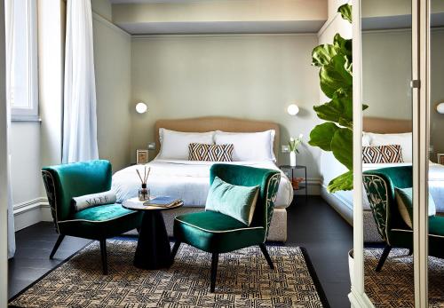 een slaapkamer met een bed en een tafel en stoelen bij HOTEL VITE - By Naman Hotellerie in Rome