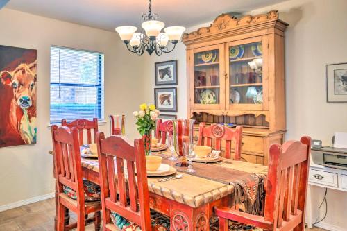 uma sala de jantar com uma mesa de madeira e cadeiras em Unique Ranch-Style Home Less Than 2 Mi to Downtown! em Canyon