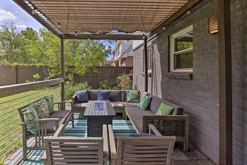 Balkon atau teras di Vibrant Wheat Ridge Gem - 12 Mi to Dtwn Denver!