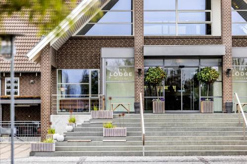 um edifício com escadas em frente a uma loja em The Lodge Billund em Billund