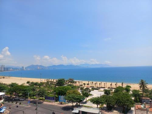 vista su una spiaggia e sull'oceano di VANDA Hotel Nha Trang a Nha Trang