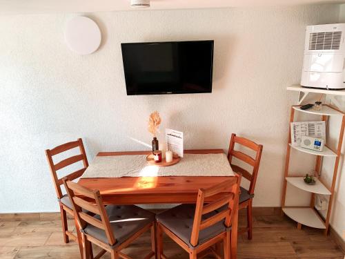 Televisyen dan/atau pusat hiburan di Karowlina Cozy House Berlin 1-4 Person