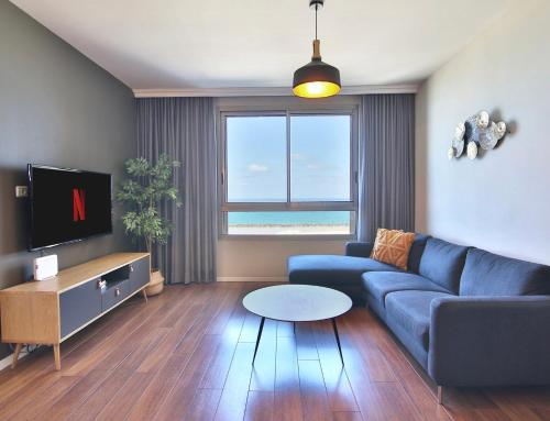 Uma TV ou centro de entretenimento em Luxury Suites by Notaly Ariel - Carmel Beach