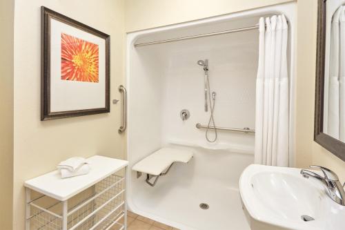 bagno bianco con lavandino e doccia di Staybridge Suites Lincolnshire, an IHG Hotel a Lincolnshire