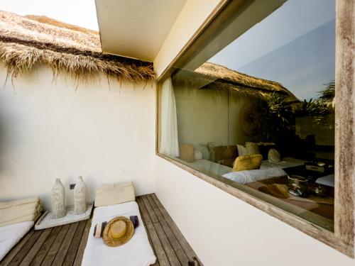 Habitación con vistas y ventana grande. en Kai Villas Lombok, en Kuta Lombok