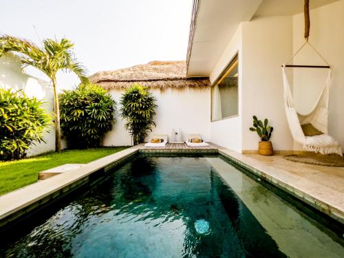 una piscina en el patio trasero de una casa en Kai Villas Lombok, en Kuta Lombok