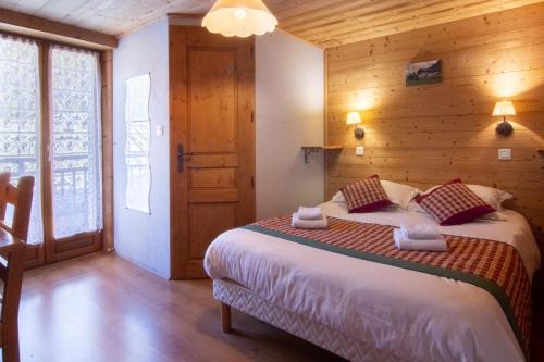 Una cama o camas en una habitación de Chalet Hotel La Tarine