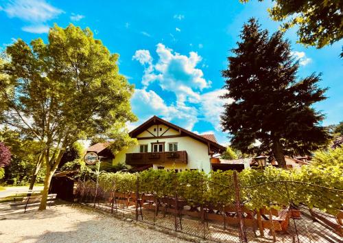 uma casa com uma cerca em frente em Sommer Panzió em Balatonföldvár