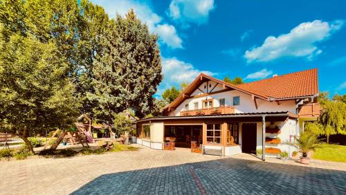 uma casa com uma entrada em frente em Sommer Panzió em Balatonföldvár