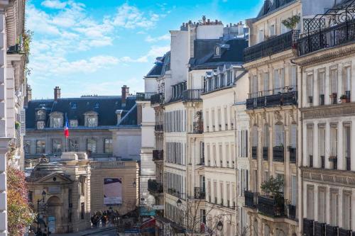 Cảnh Paris hoặc tầm nhìn thành phố từ căn hộ