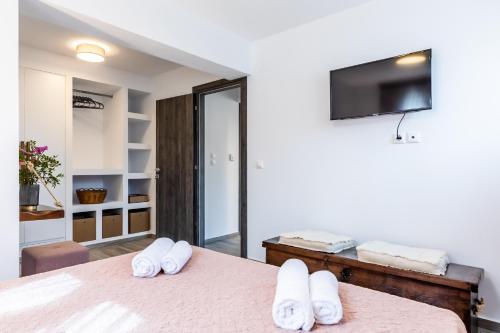 een slaapkamer met een bed met witte handdoeken bij Folia apartment in Skopelos Town