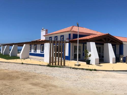 una fila di case blu e bianche di São Torpes by Campigir a Sines