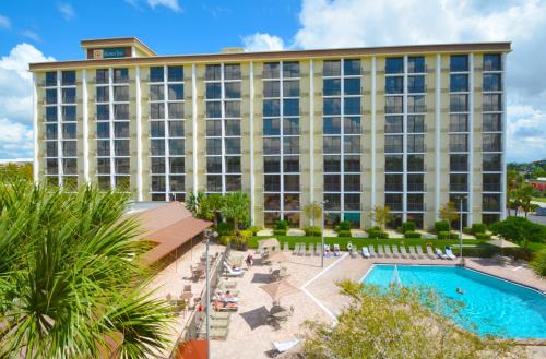 un hotel con piscina y un complejo en Rosen Inn Closest to Universal, en Orlando