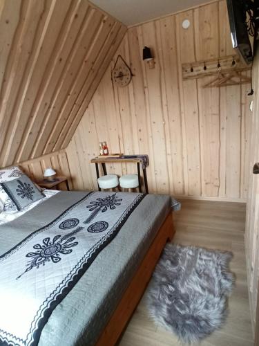 una camera da letto con letto in una camera in legno di VILLA JAGODOVO Biały Dunajec a Biały Dunajec