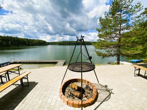 una hoguera en un patio junto a un lago en Ruciane Tarasy, en Ruciane-Nida