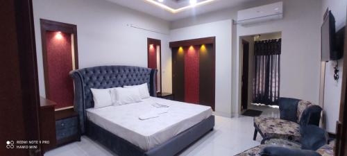 Tempat tidur dalam kamar di Travelodge Guesthouse