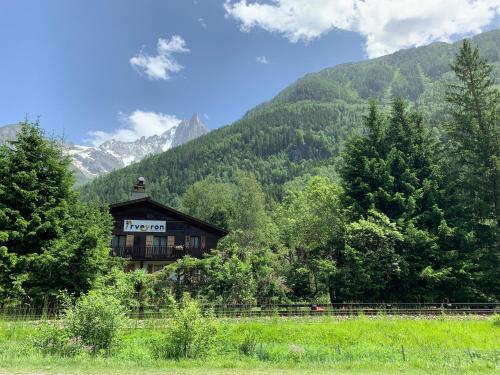 budynek z znakiem na nim w górach w obiekcie L'Arveyron Open House w Chamonix-Mont-Blanc