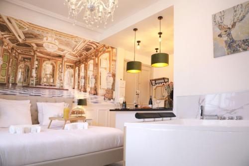 una camera d'albergo con letto e lavandino di La Marquise - Cosy Flat - Jacuzzi - Senlis a Senlis