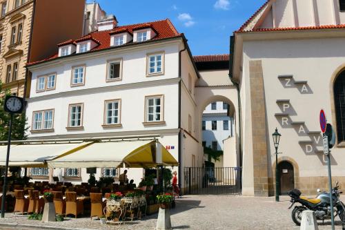 un grande edificio bianco con un mercato di fronte di Betlem Prague Apartments a Praga