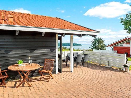 een patio met een tafel en stoelen en een gebouw bij Holiday home Aabenraa LIX in Aabenraa