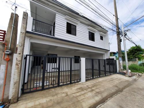 Uma casa branca com um portão à frente. em Casa Emerita em Santa Rosa