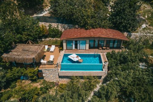 una vista aérea de una casa con piscina en Lissiya Hotel, en Faralya