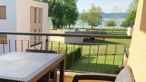 - Balcón con mesa y vistas al parque en Liviapartman Lelle, en Balatonlelle