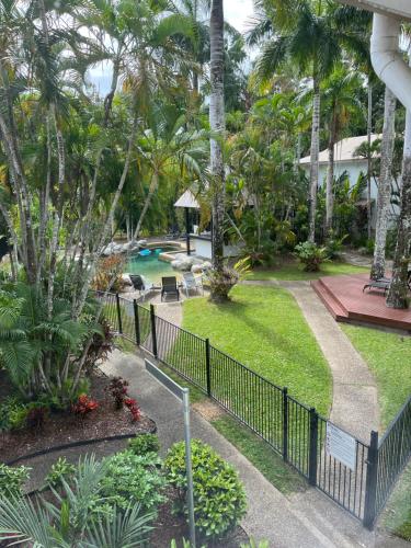 un giardino con recinzione e piscina di Reef Terraces on St Crispins a Port Douglas