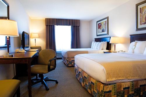 een hotelkamer met 2 bedden en een bureau bij Holiday Inn Hotel & Suites-West Edmonton, an IHG Hotel in Edmonton