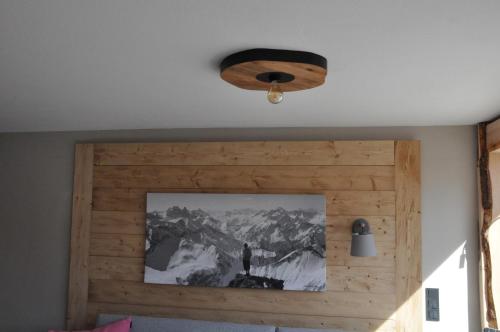 een schilderij aan een muur met een plafond bij ALMI - Alpenglück Traumhafte Whg.m.20qm Dachterr. in Oberstaufen