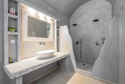 bagno con lavandino e doccia di Anatoli Hotel & Spa a Firà