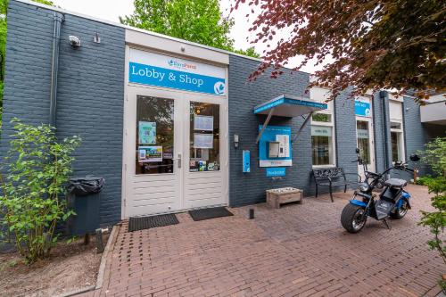 un scooter garé devant un magasin dans l'établissement EuroParcs De Hooge Veluwe, à Arnhem