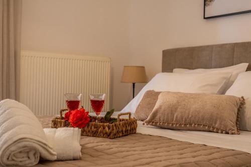 - une chambre avec un lit et 2 verres de vin dans l'établissement Agathi's house, à Mitikas