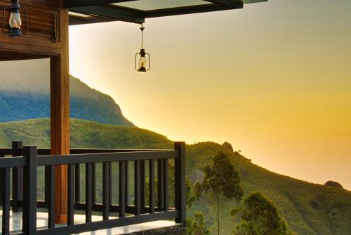 balcone con vista sulle montagne di Chandys Drizzle Drops - Munnar Top Station a Munnar