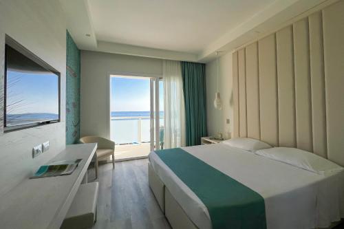 een hotelkamer met een bed en een groot raam bij Hotel Rex in Livorno