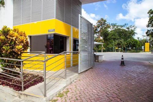 un edificio amarillo y gris en una calle en Sesc Venda Nova, en Belo Horizonte