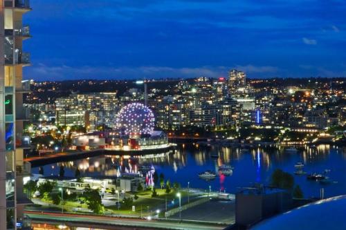 vista sulla città di notte di Water View Condo in Downtown Vancouver (2BR/2Bath) a Vancouver