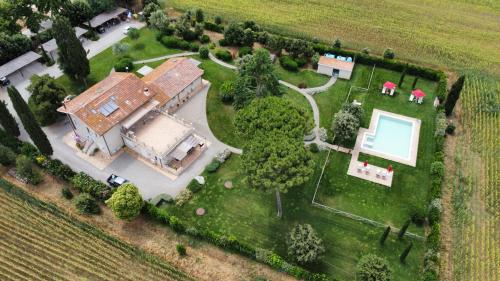 una vista aérea de una casa con patio en Agriturismo Poderedodici, en Orbetello