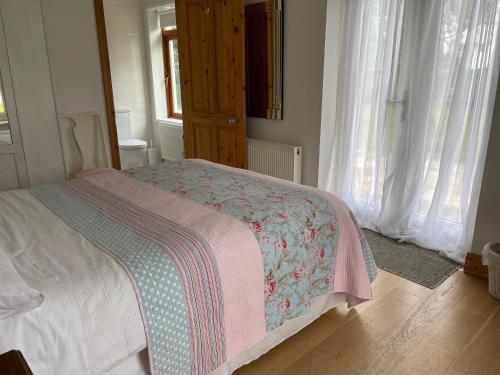 - une chambre avec un lit et une couverture dans l'établissement Kerry Country House, 