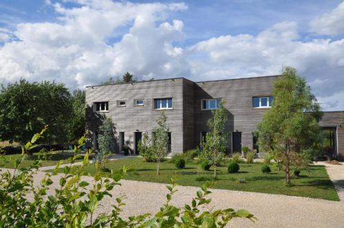 une maison avec un jardin en face dans l'établissement L'Atelier, à Sainte-Marie-du-Lac-Nuisement 