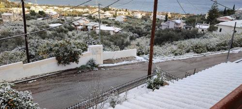 Rozenáにあるhouse with sea and mountain viewの雪に覆われた通りと階段