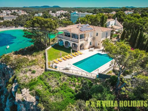 - une vue aérienne sur une maison avec une piscine dans l'établissement Villa Can Pere Cala Galdana Menorca, à Cala Galdana