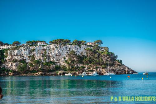 - une vue sur une petite île dans l'eau dans l'établissement Villa Can Pere Cala Galdana Menorca, à Cala Galdana