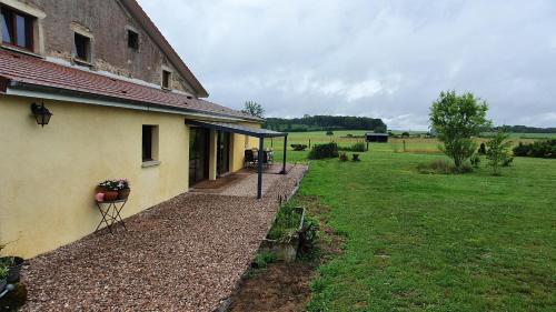 Gîte La Besse, Claudon في Claudon: مبنى فيه شرفه بجانب ميدان