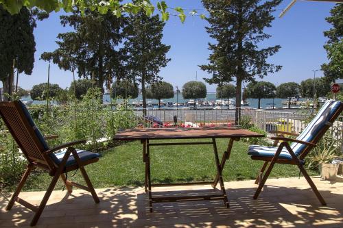 einen Picknicktisch und zwei Stühle auf einer Terrasse in der Unterkunft Apartment Derossi in Umag