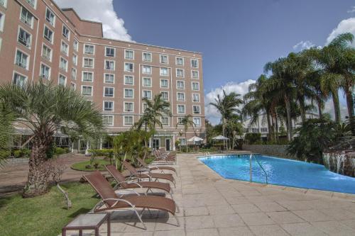 Kolam renang di atau di dekat Hotel Deville Prime Porto Alegre